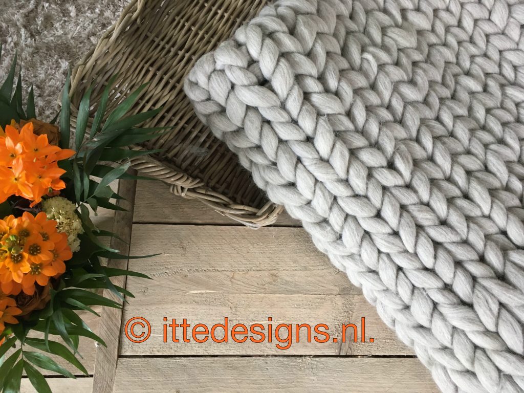 Woondeken / plaid XXL, grof gebreid van 100% Merino wol