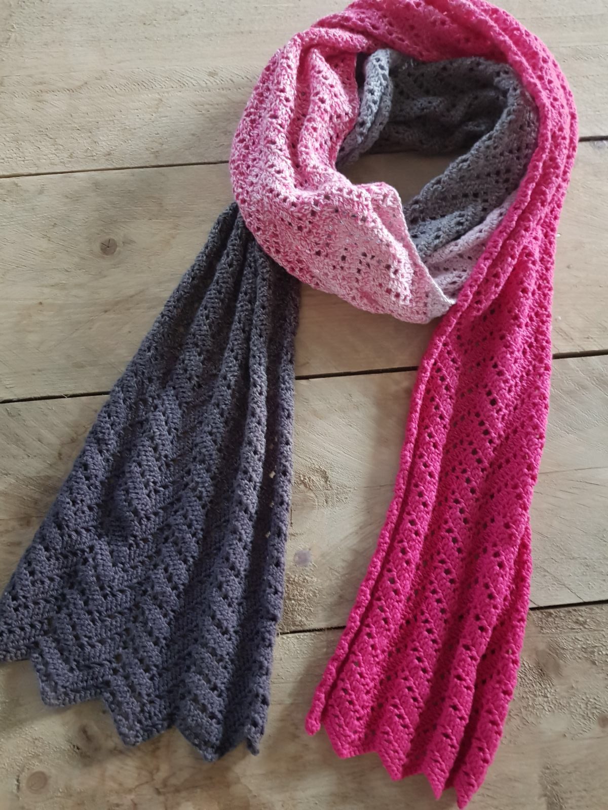Variant ik ontbijt Vrijgevigheid Lange sjaal 'Pink' gemaakt van Scheepjes Whirl te koop | ItteDesigns
